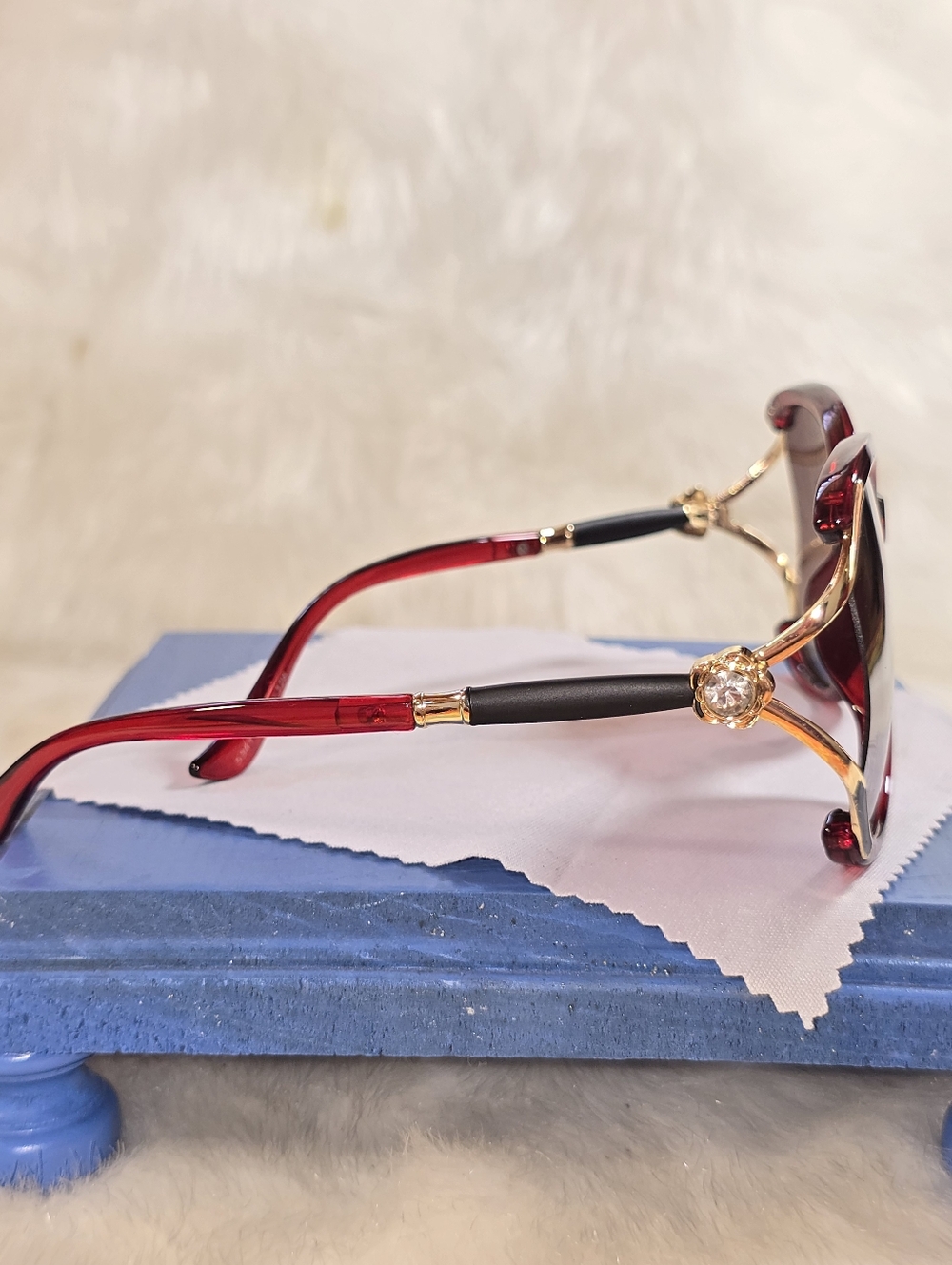 Red Oversized Women's Sunglasses - Fashionable UV Shades - Picture 5 of 5